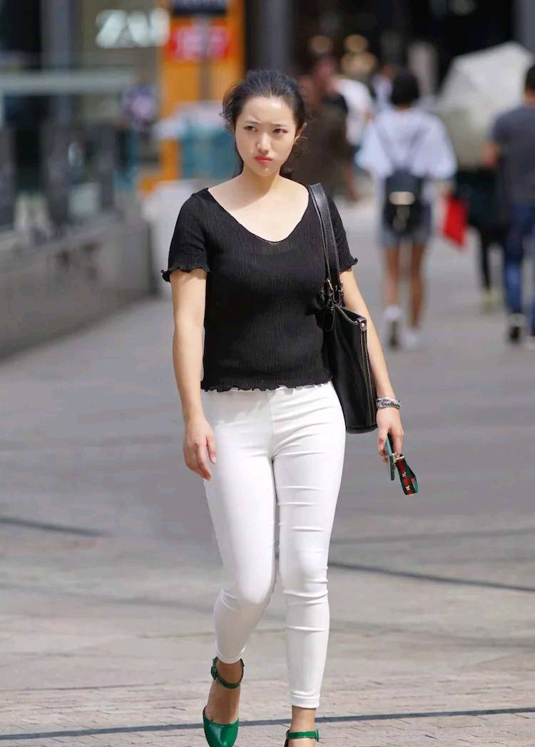 街拍,黑衣白裤也百搭,成熟风韵的女生,穿起来显时尚魅力
