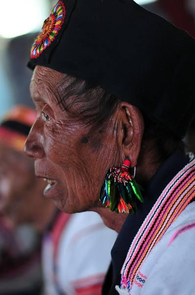 中国的最后一个少数民族,族人最爱染牙纹身穿耳洞!