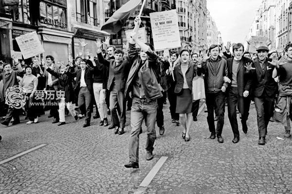 50年前差点掀翻戴高乐的五月风暴 美女受伤后拍照也要美美的!