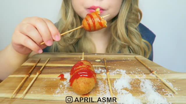 国外美女吃货,吃3根油炸大香肠,吃得太馋人了,胃口真是太好了