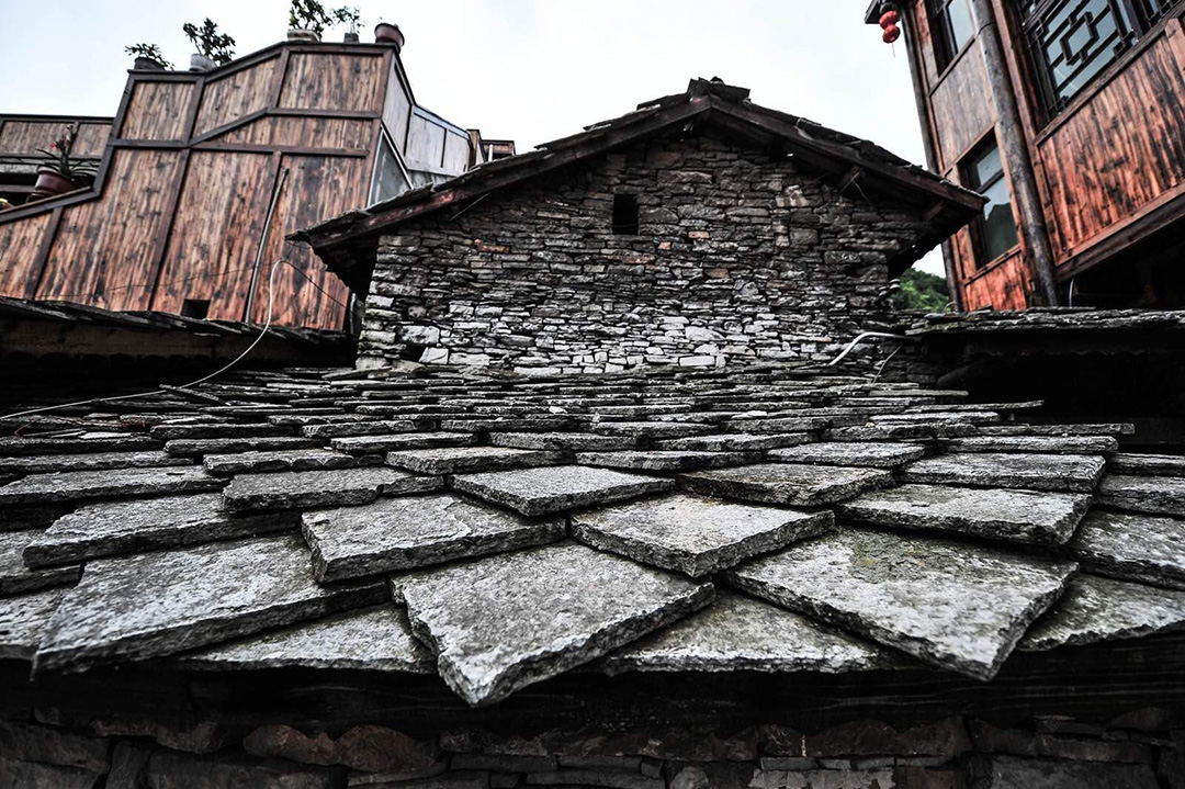 石板房的出现最主要的原因是传统的土木建筑材料的缺乏或石板材料的