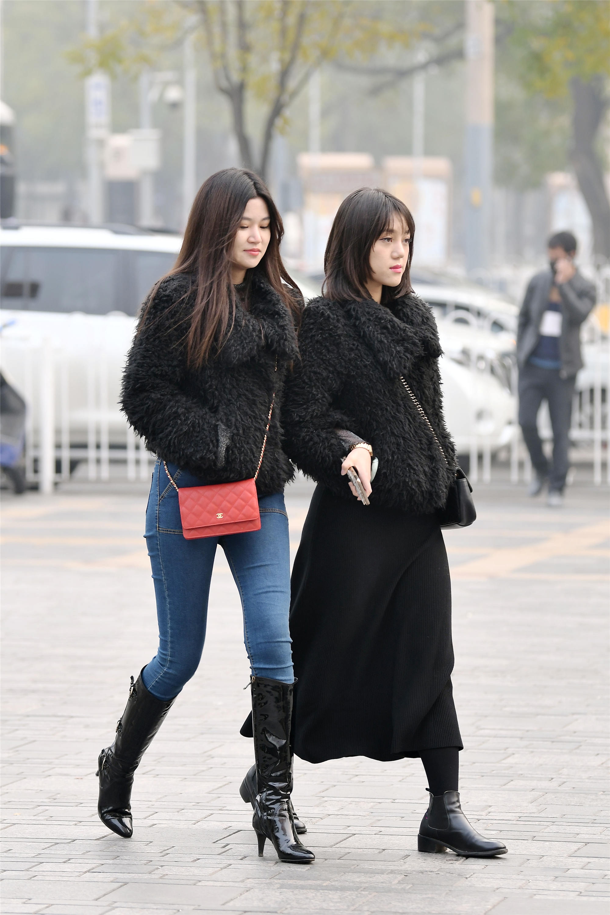 经典搭配一直不过时深蓝色修身牛仔裤搭配一双漆皮的尖头高跟短靴,更