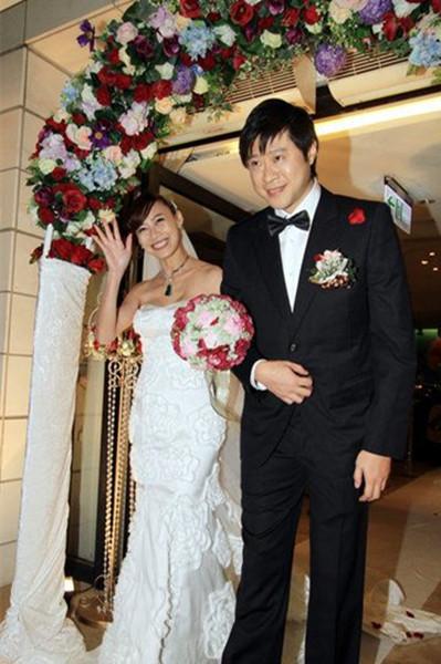 歌手信18岁私生女曝光,父女同框似情侣,生母嫁给了篮球运动员