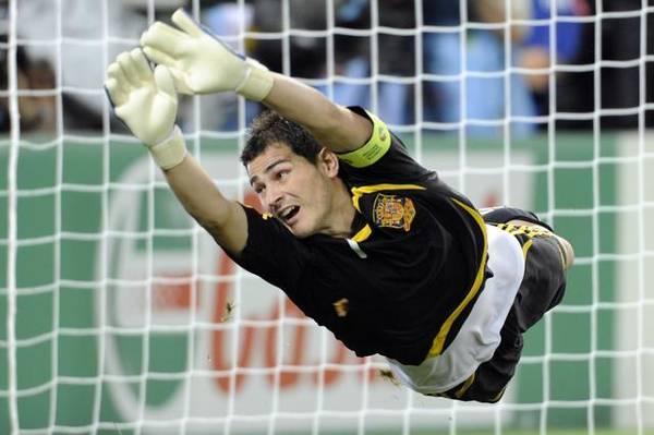 2002年韩日世界杯前夕,西班牙国家队主力门将圣地亚哥·卡尼萨雷斯在