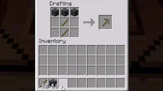 基岩,拿出了自己的工作台,开始打造一把武器,最后他还是选择了基岩镐