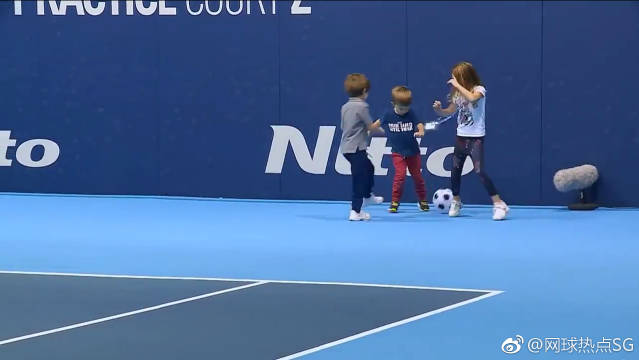 老外真会玩在183米高空自由踢足球真是惊险又