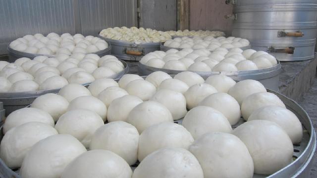 卖馒头的老爷爷说漏嘴,蒸馒头时除了酵母再加点它,馒头又松又软