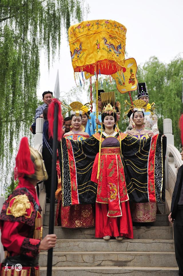 袁天罡惊道此子龙睛凤颈伏羲之相若是女当为天下主