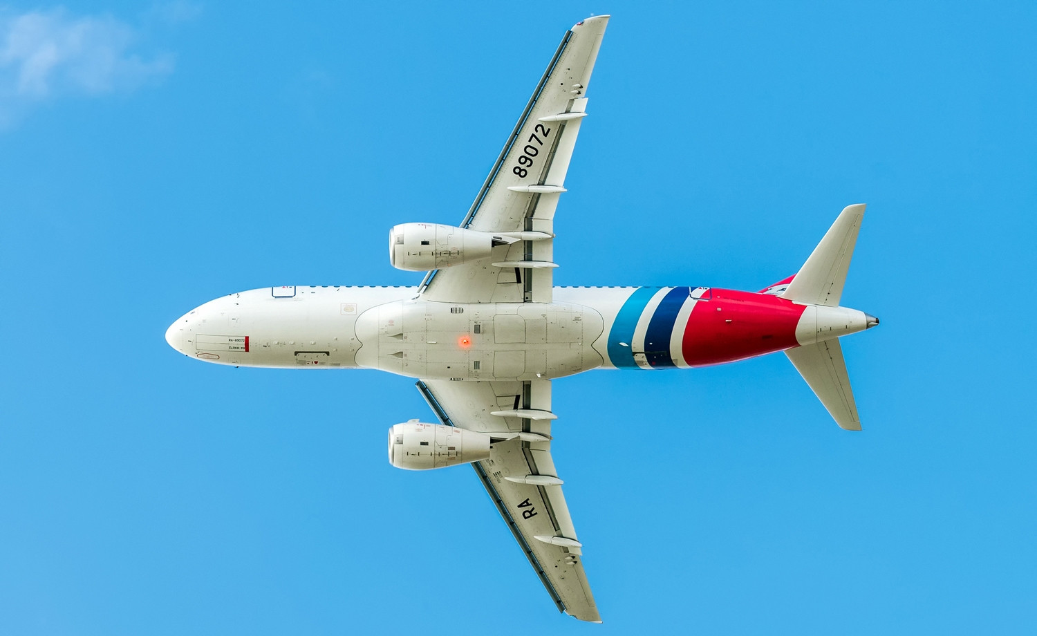 俄罗斯苏霍伊也可以研制民航飞机这就是ssj100型中型民航客机