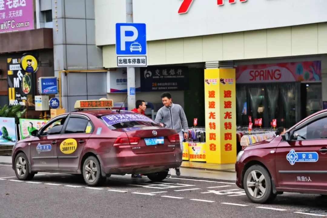 提示 设置出租车停靠站 为了方便群众生活出行,南城百货前通道设置了