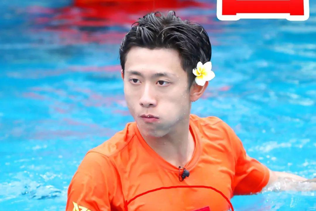 明星游泳戏太多,杨洋花样游泳秀长腿胸肌,张一山化身小公举