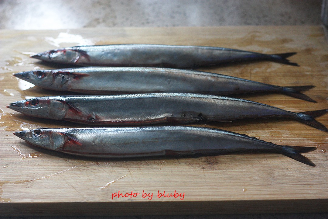 秋刀鱼体型细圆瘦长,两头尖,鱼肚部分色泽银亮,形似一把长尖刀,因此得