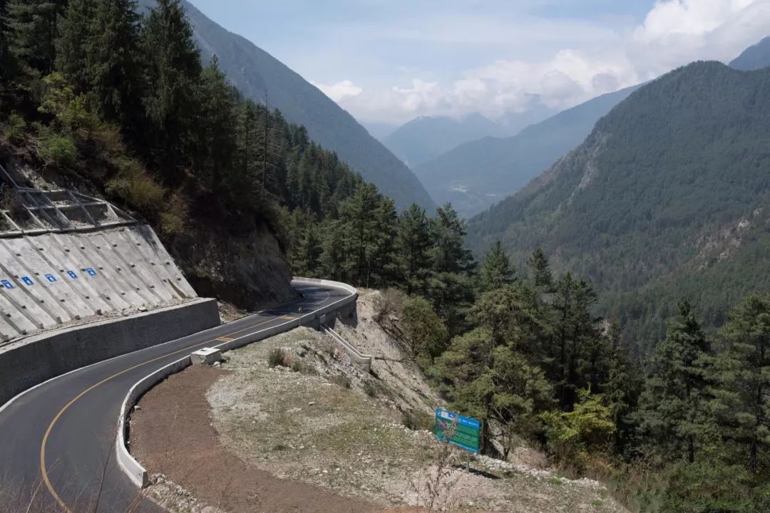 实拍中国和尼泊尔的公路路况对比,一边是心惊胆战,一边安心赏景