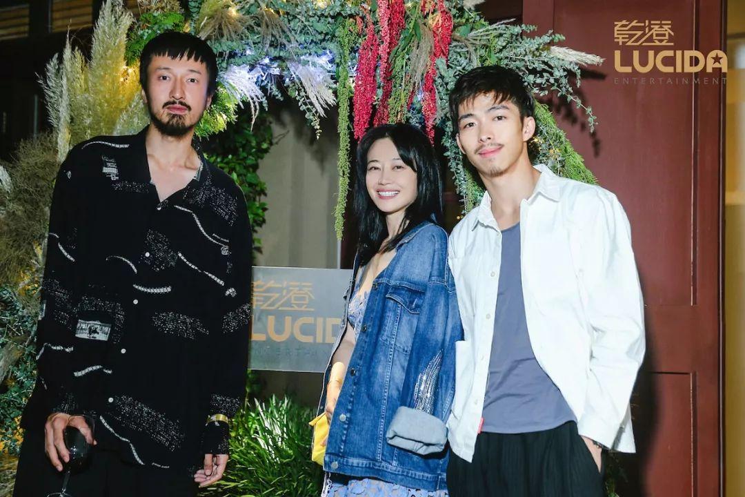 章宇在乾澄酒会合影张家振与酒会来宾王丽坤合影张家振,杨鑫,王传君在