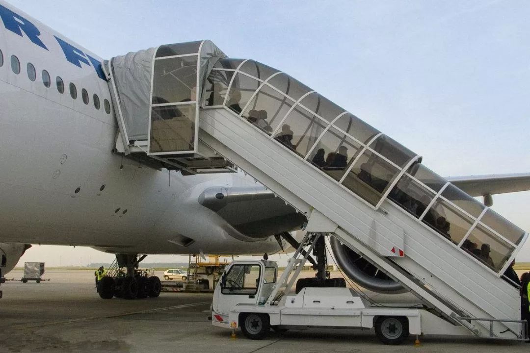 乘客服务车及应急救援车