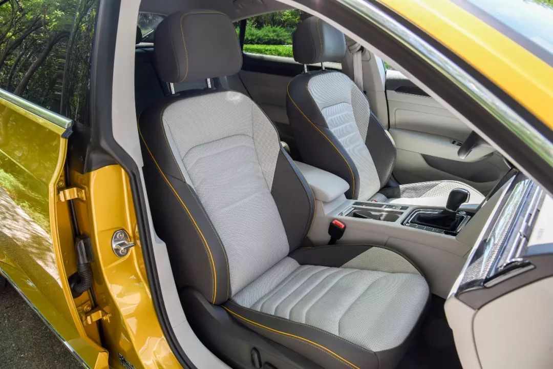 皮质座椅采用打孔 拼色的工艺处理,皮质较为细腻.