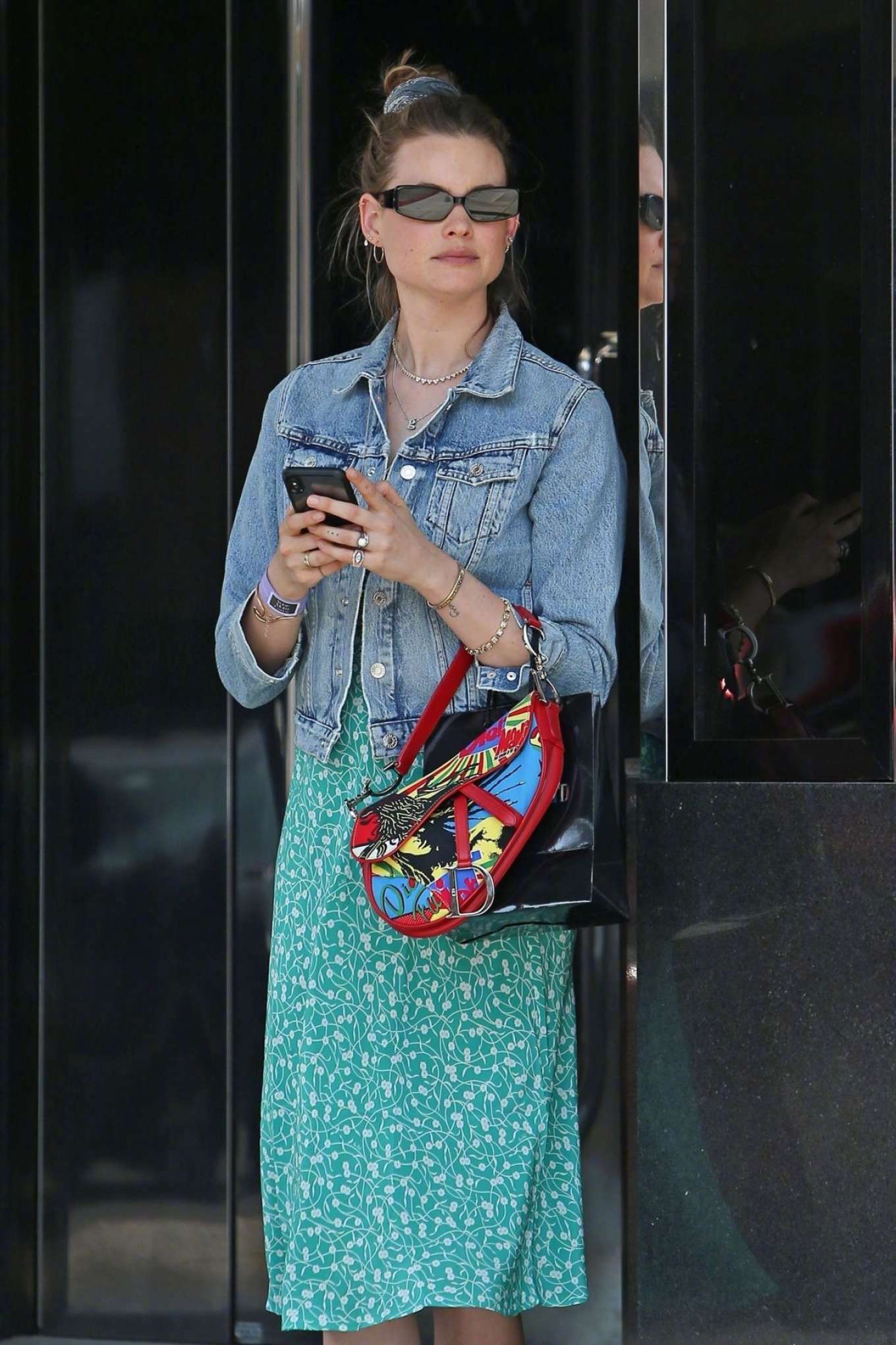 小南瓜behatiprinsloo身穿碎花裙外搭牛仔衣在洛杉矶外出的街拍