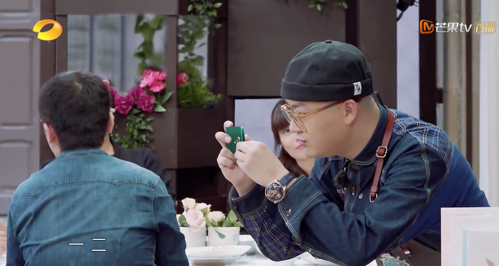 包贝尔杨子姗惊喜现身中餐厅2用美图t9给顾客拍照服务满分