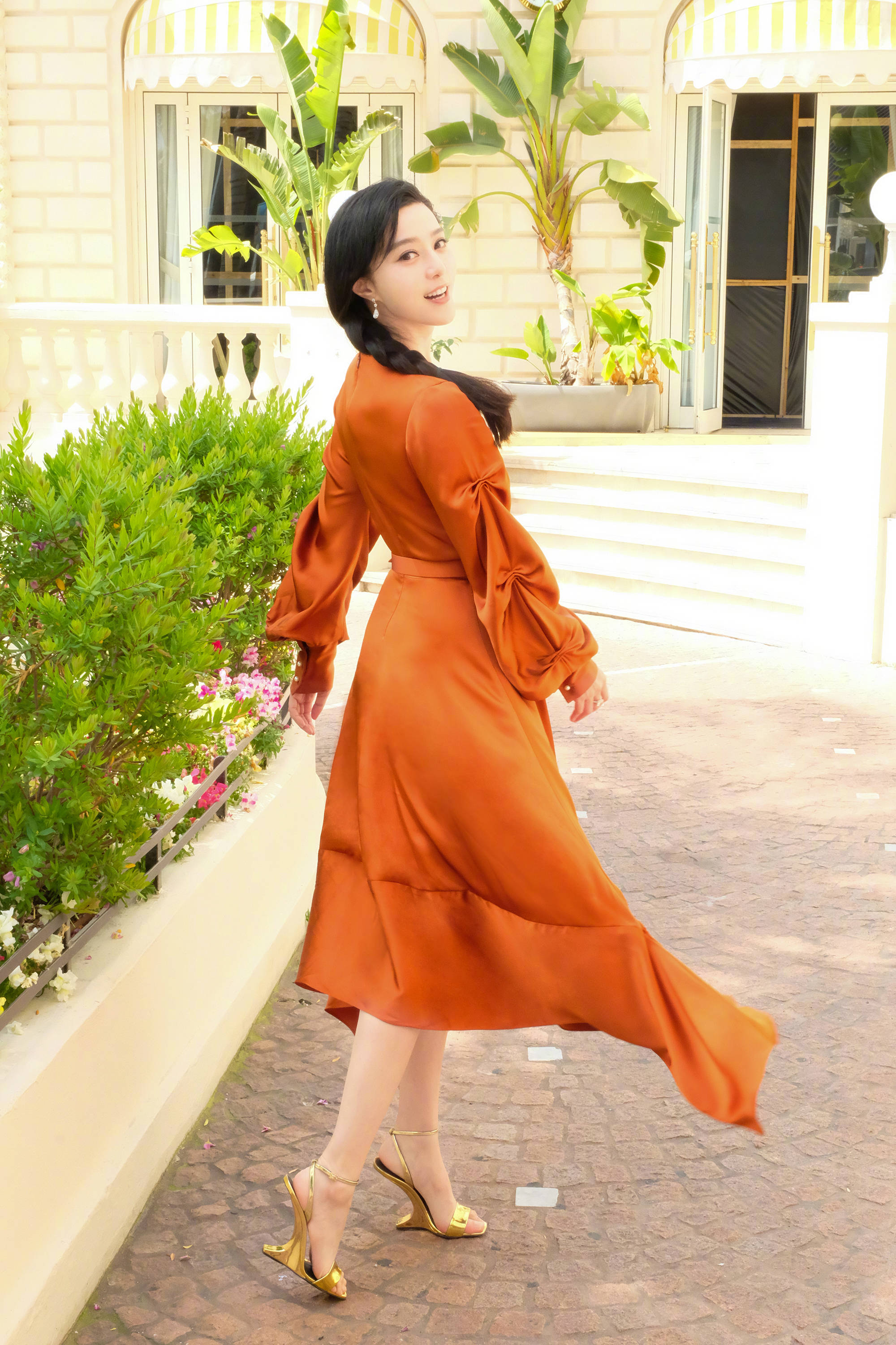 范冰冰砖红连衣裙出席戛纳电影节午宴,举手投足似少女