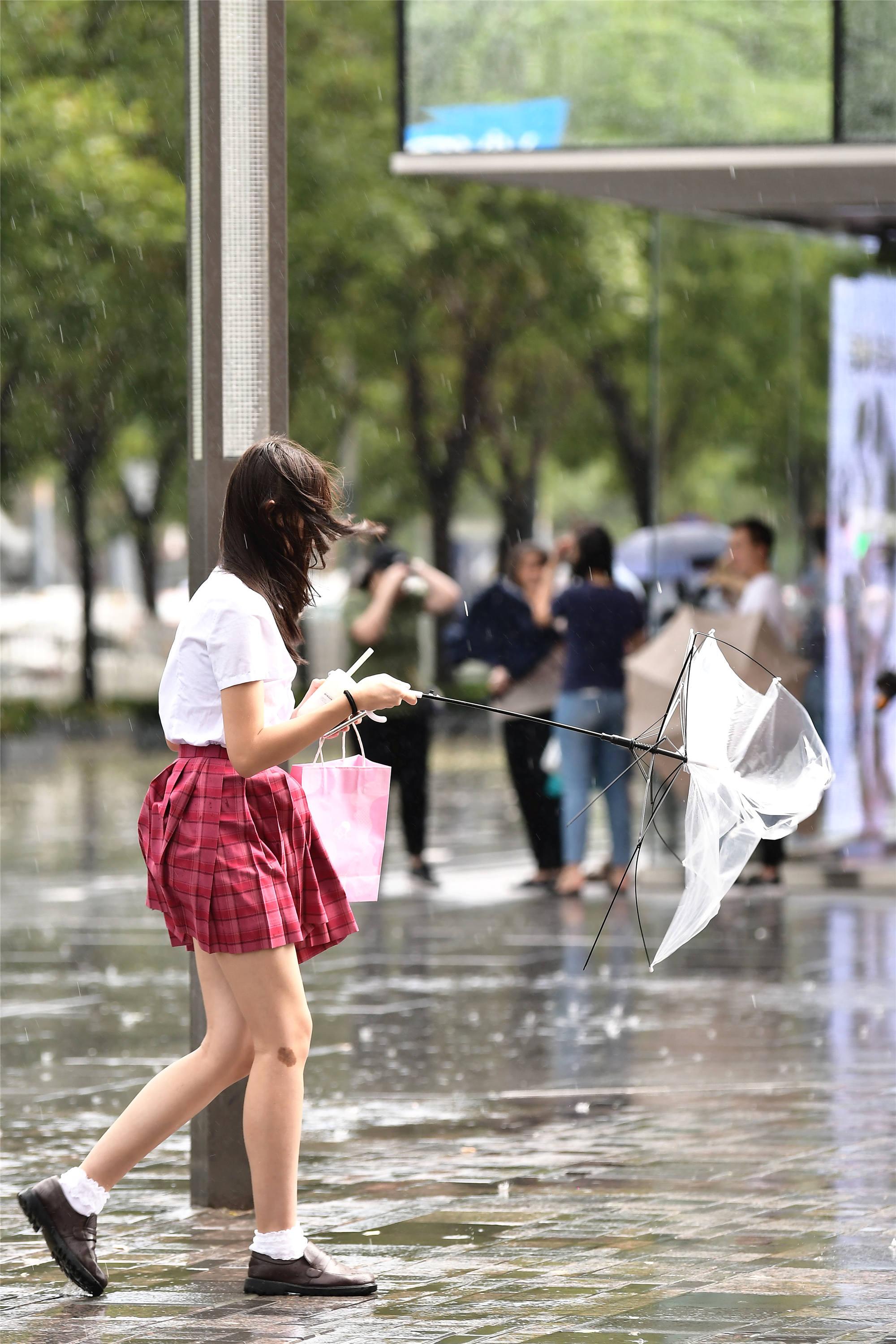 姑娘为了遮雨，买了把透明雨伞，却被风吹坏，是雨伞质量不好么？