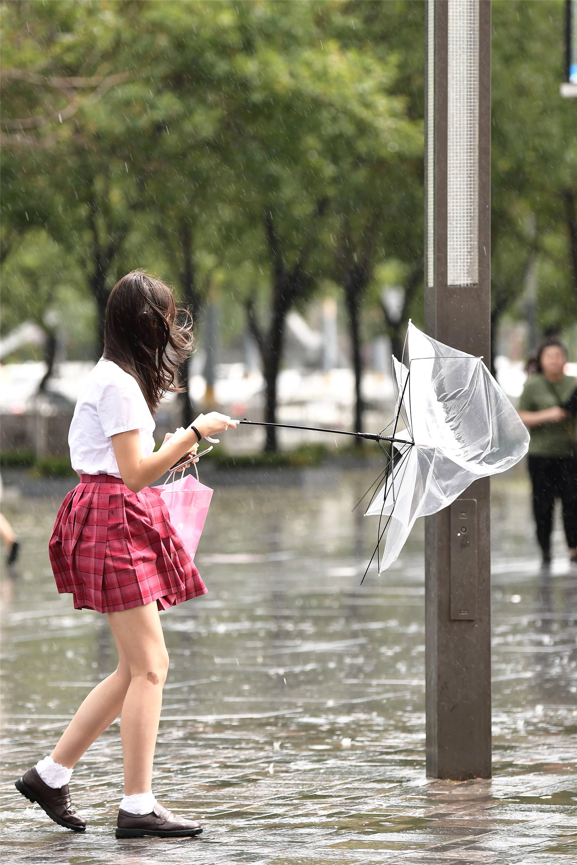 姑娘为了遮雨买了把透明雨伞却被风吹坏是雨伞质量不好么