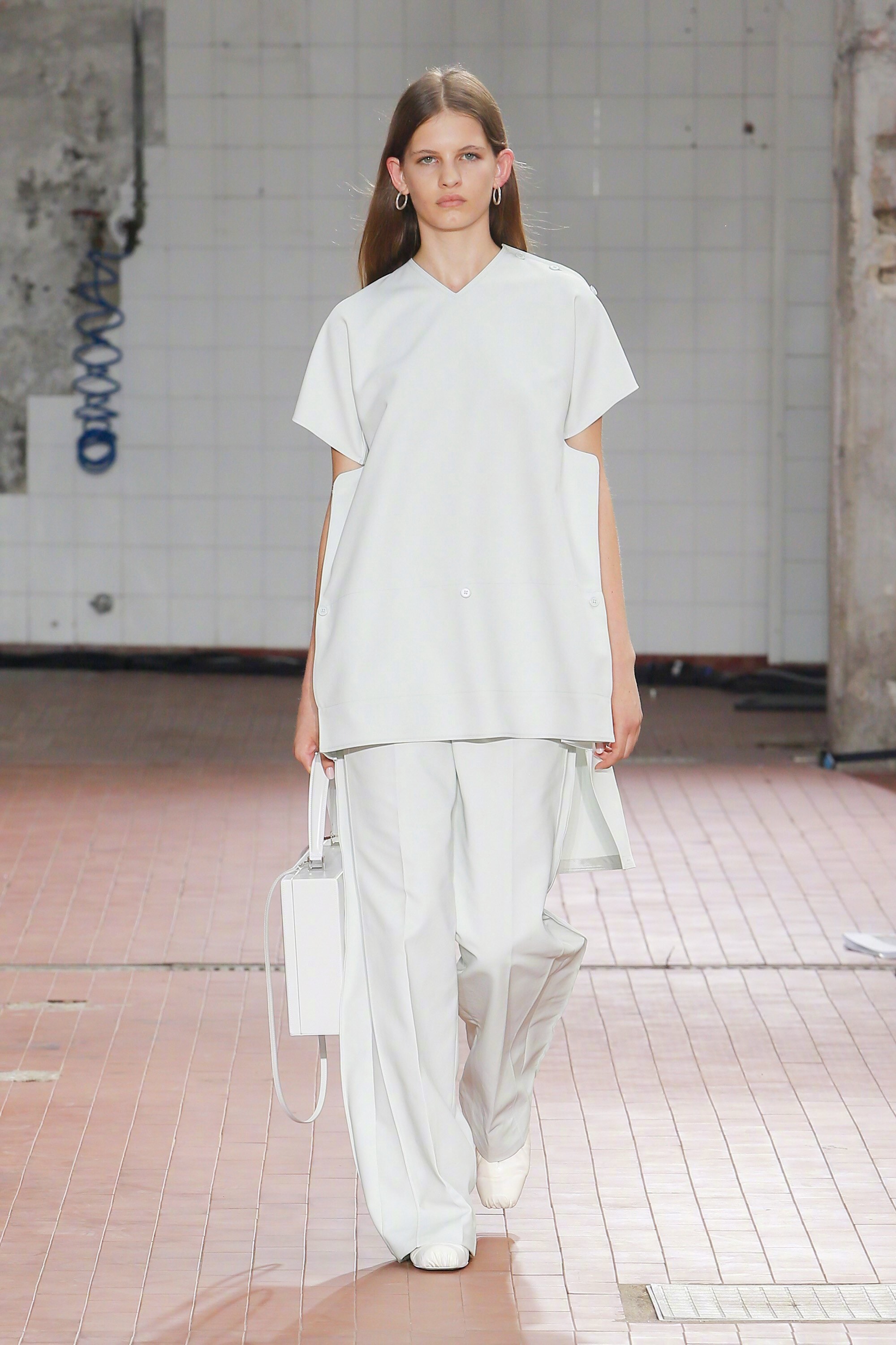 jil sander 2019春夏系列——以白黑为主打的极简风长裤,裙装