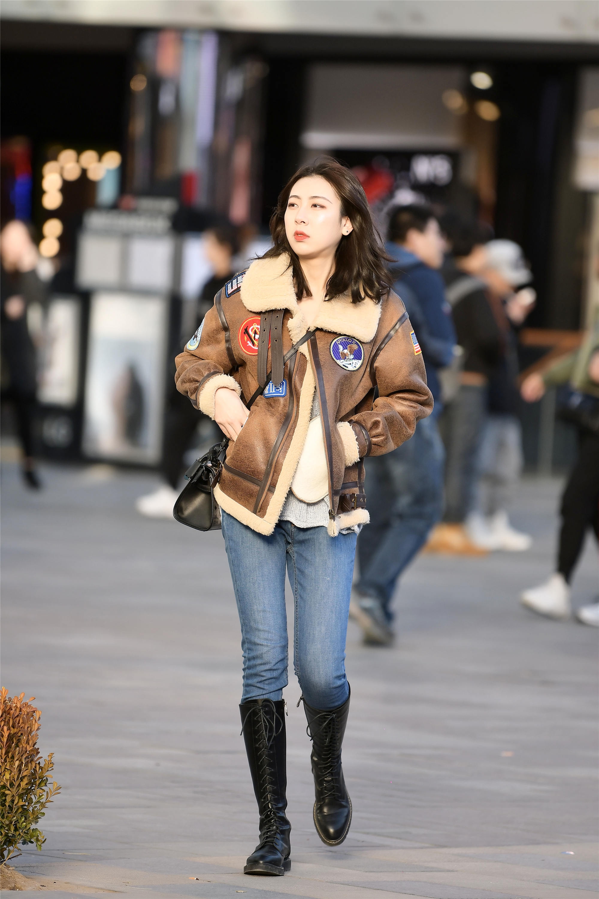 修身牛仔裤搭配高筒靴,经典搭配一直不过时