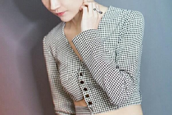 焦俊艳穿个性西装秀身材, 气场都快追上超模,如果能不驼背更好