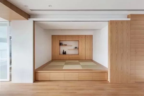 柜子上面放个床,能储物,能睡觉,这个叫"榻榻米"的东西其实还不错