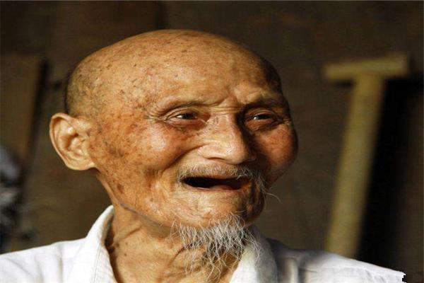 他叫李庆远(男性),原名李青云,出生在四川,1677年生人,1933年与世长辞