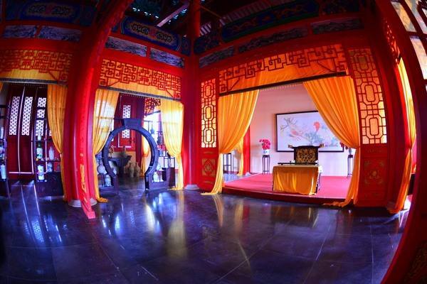 皇帝居住的乾清宫里,竟然摆有整整二十七张床!到底为什么?