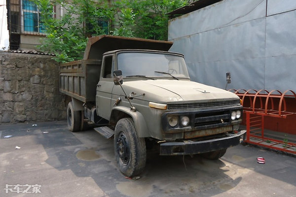 这些老车别说开过了,见过的人都不多,80年代风靡大江南北的卡车