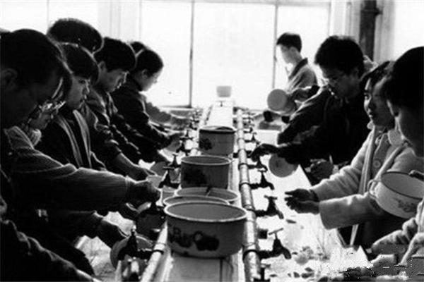 别再被电视剧骗了,70年代的大学校园生活面貌