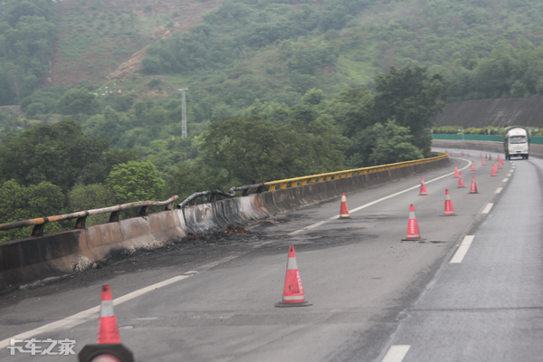 下坡刹车怎么刹车