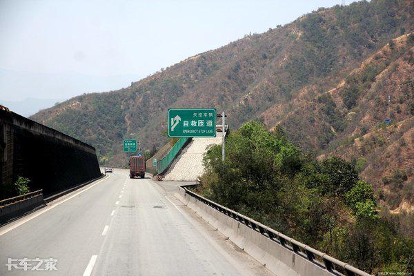 骑电动车下坡时该怎么控制车速 是开前刹还是后刹 长安unit下坡怎么开