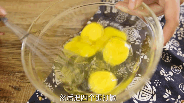 菜农说这是乌鸡的鸡蛋更加香浓蛋黄更大,所以就用它来试试吧