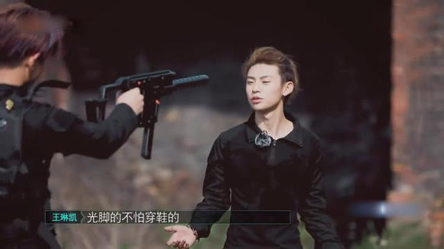 黄明昊大哥当不过3秒,让小鬼喊他大哥,下一秒却怂了!