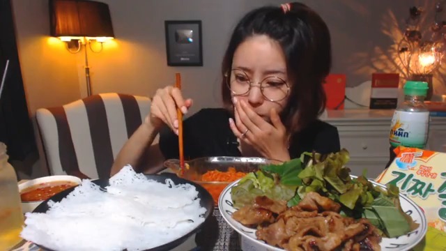 韩国吃播:欧尼吃一只超大的龙虾,大口塞,妹子高