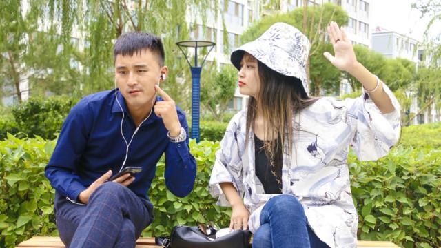 美女正在公园休息,小伙子问路不尊重人,看美女