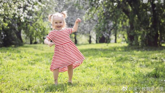 刚学会走路的小宝宝遇到台阶竟懂得爬上去,太