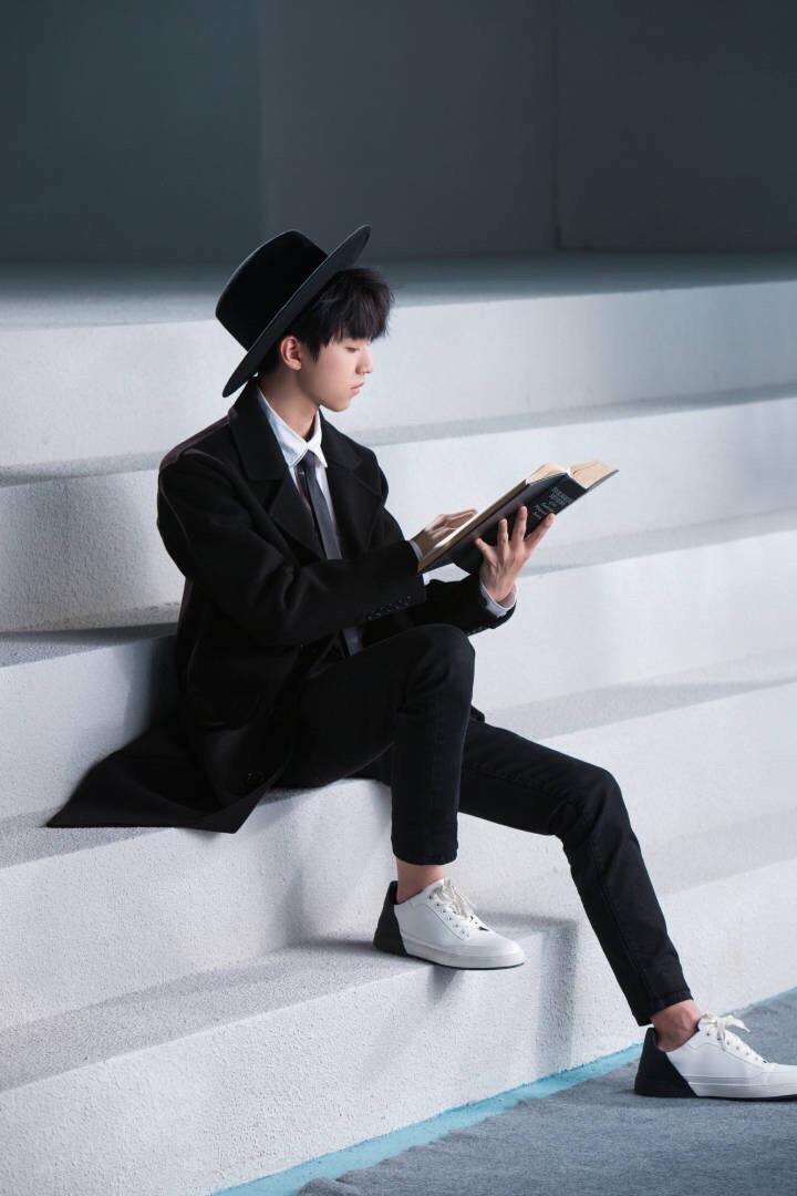 王俊凯广告拍摄花絮图:镜头下安静读书的少年,温文儒雅
