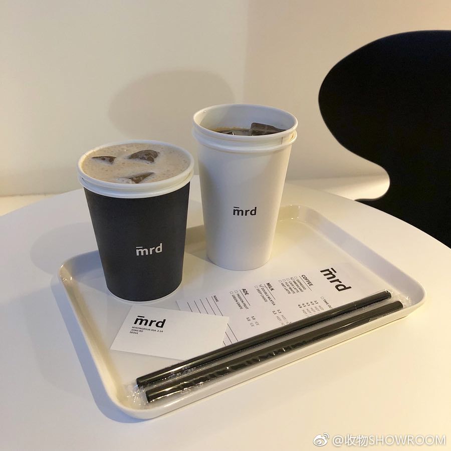 咖啡店mrd | 黑白两色的极简风格,与玻璃窗外红砖绿瓦的对比鲜明