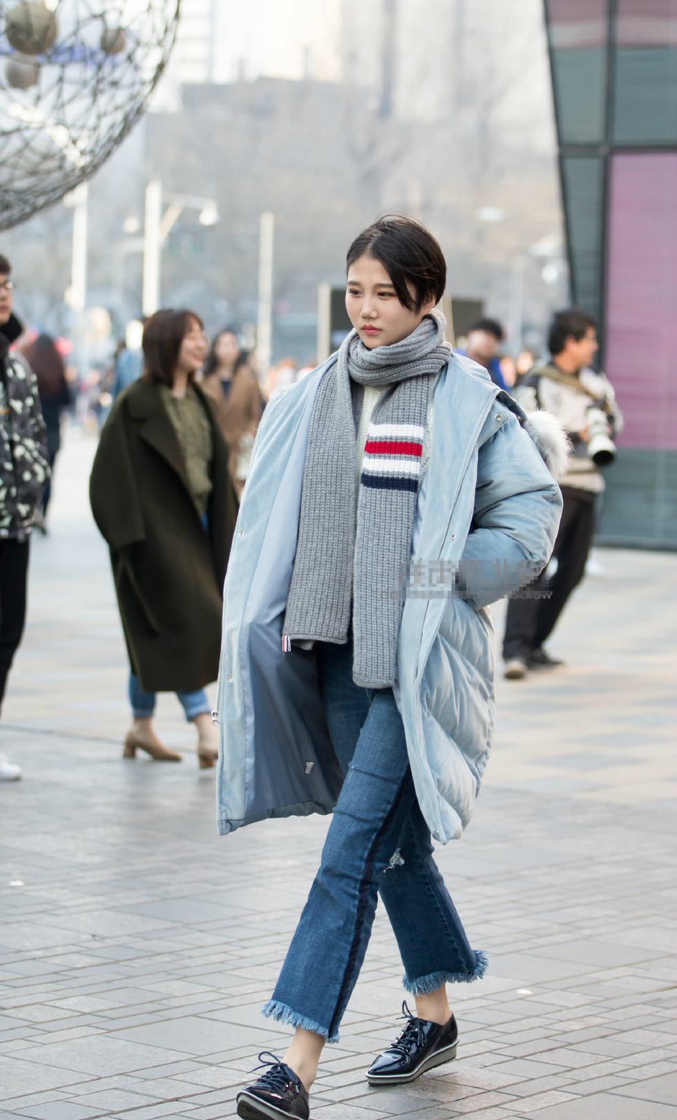 路人街拍年轻的小少妇臀大如斗齐臀窄裙甚是诱人