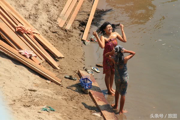 实拍:老挝女人河边沐浴美景