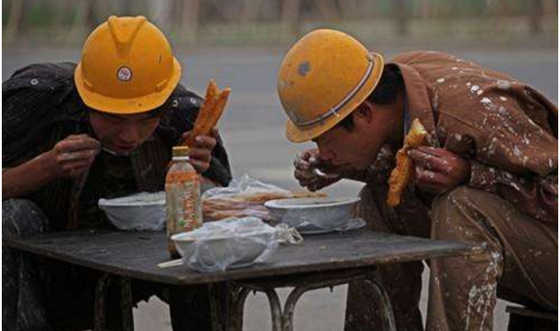 农民工辛苦打工1年,不如网红卖个萌,土豪们现实中却过得很辛酸