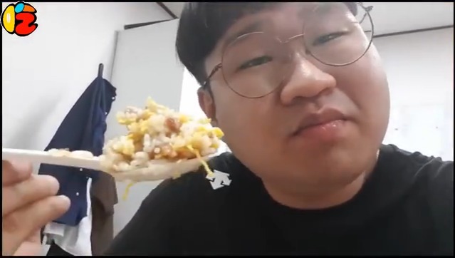 韩国大胃王胖子威兄弟俩, 台球厅叫外卖, 炸肉, 炸酱面狂往嘴里塞