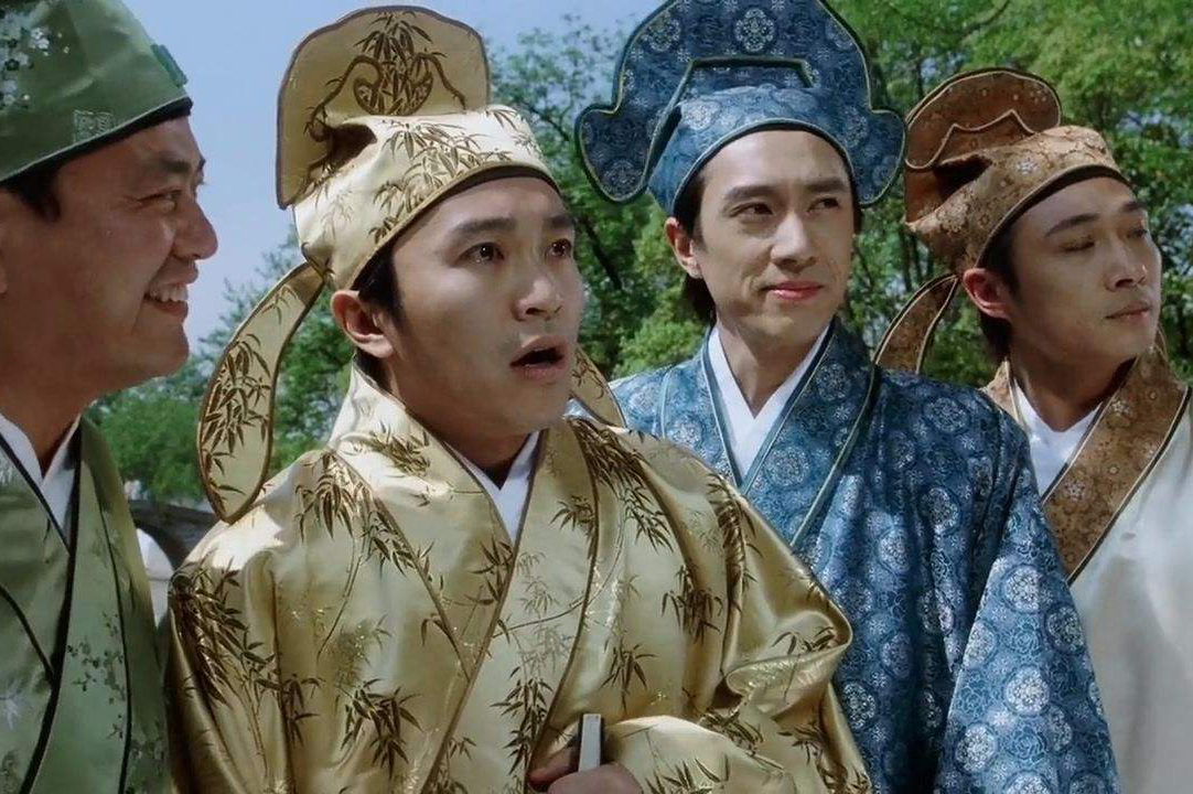 土财主请唐伯虎写春联，看了暴跳如雷，县官看后却无言以对
