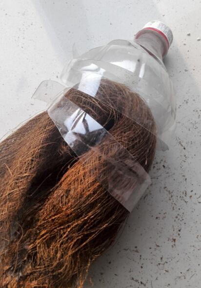 的防护工具,手套,护目镜等,然后在要裹上棕树皮的地方打上若干小孔