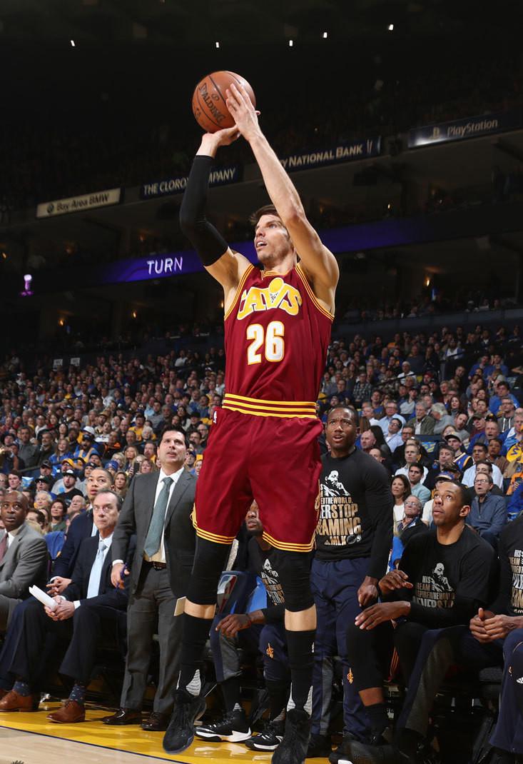 骑士逆转险胜猛龙抢回半决赛主场优势詹姆斯激活队友是关键