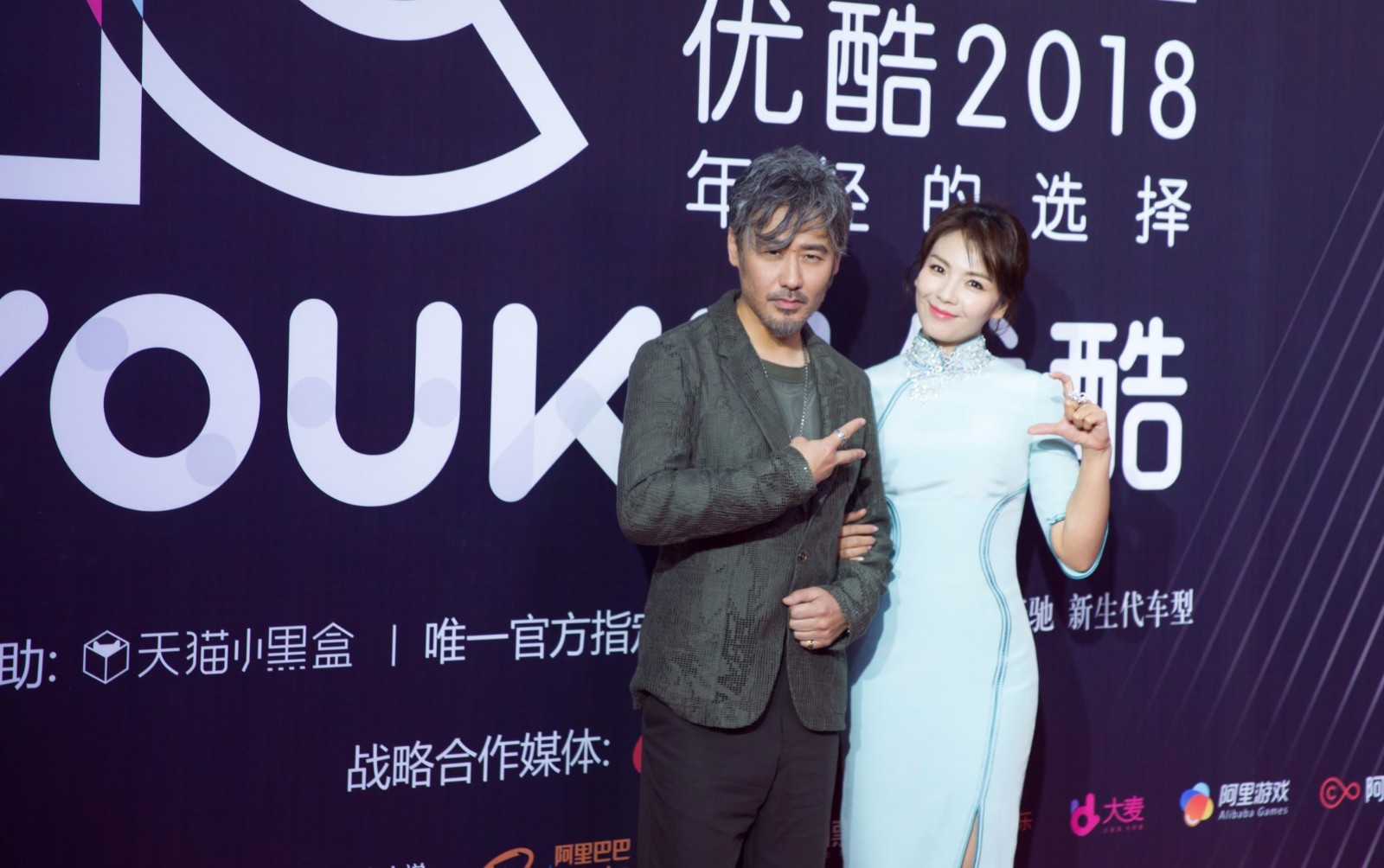 吴秀波荣获yc盛典"非凡巨匠" 与刘涛上演"摸耳杀"